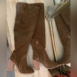 Soft Suede Over-the-knee boot.